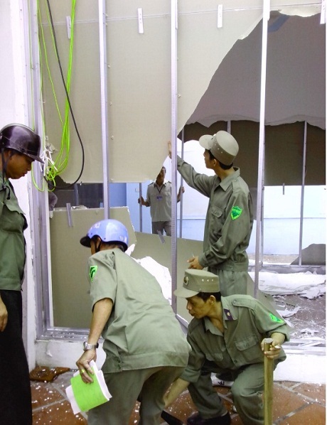 Hà Nội: "Quét" sạch hàng quán kinh doanh trái phép trên dự án cống hoá - 1 Lực lượng chức năng tiến hành tháo dỡ các công trình vi phạm trên dự án cống hoá