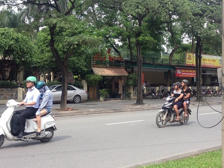 Cận cảnh nhà hàng như cung điện trong vườn thú Thủ Lệ - 7 Phía trước nhà hàng có mặt tiền kéo dài trên đường Đào Tấn