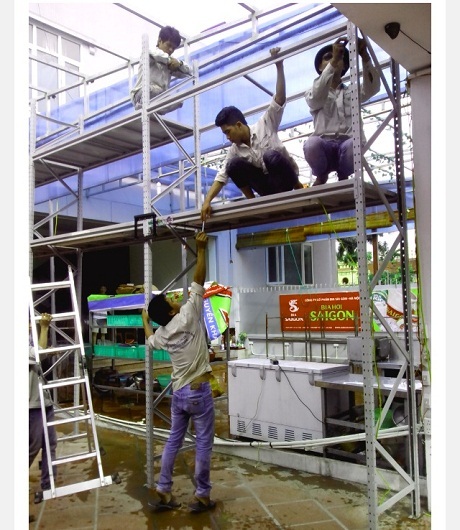 Hà Nội: "Quét" sạch hàng quán kinh doanh trái phép trên dự án cống hoá - 2 Nhà hàng kinh doanh trái phép phải tháo dỡ phần khung sắt, mái nhựa tự ý xây dựng