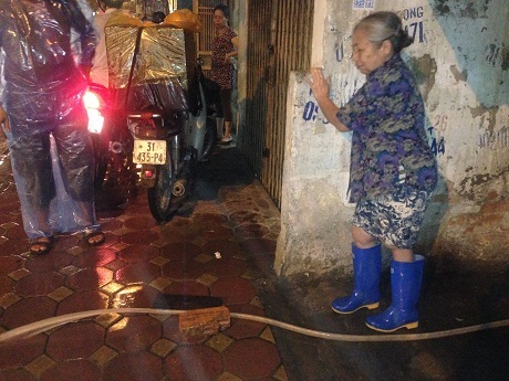 Vụ dân B5 Giảng Võ "tắm" nước cống: "Cầu cứu" công ty thoát nước - 2 Nước cống tiếp tục ngập đầy nhà dân khu tập thể B5 Giảng Võ