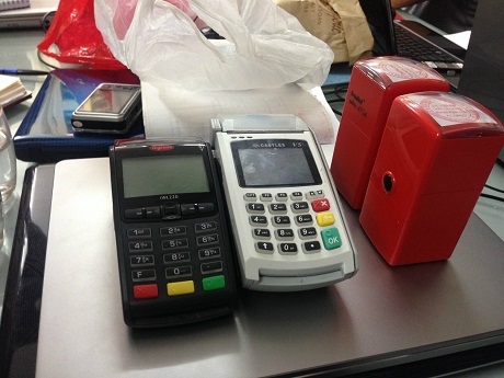 Máy Pos của ngân hàng bị thẻ giả qua mặt