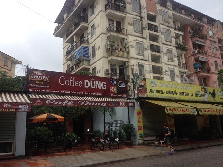 Lấn chiếm đất mặt tiền để... bán bún, cà phê - 3 Nhà hàng, quán nhậu còn gây ảnh hưởng tới đời sống người dân xung quanh