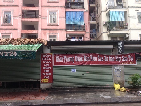 Lấn chiếm đất mặt tiền để... bán bún, cà phê - 2 Cả dãy ki ốt mọc san sát trên đất dự án để kinh doanh trái phép