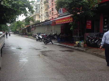 Lấn chiếm đất mặt tiền để... bán bún, cà phê - 1 Cả dãy ki ốt mọc san sát trên đất dự án để kinh doanh trái phép