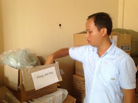 Hàng chục nghìn hộp "thuốc" đổ ra đồng là thực phẩm chức năng cho trẻ - 2 Bên trong kho hàng của công ty còn nhiều thùng sản phẩm chờ tiêu huỷ