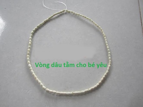 Hốt bạc nhờ buôn vòng tay trừ ma, bột trừ tà tháng cô hồn - 1 Vòng tay dâu tằm cho trẻ nhỏ được rao bán
