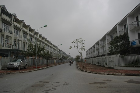 Cả khu biệt thự bề thế vắng hơi người