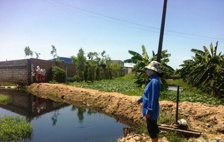 Nhiều công ty xả thải bẩn, dân luân phiên nhau “canh gác” ngăn chặn - 1 Người dân đứng canh gác tại các kênh nước để ngăn chặn hành vi xả thải bẩn