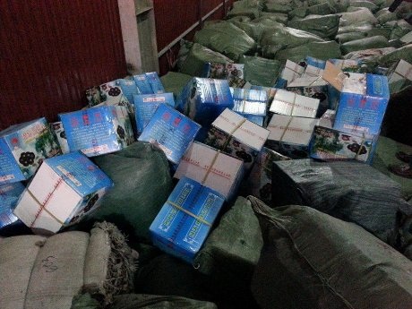 Bên trong các hộp đều là nguyên liệu thuốc bắc