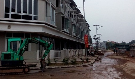 Đường đi bên trong khu biệt thự có đoạn lầy lội