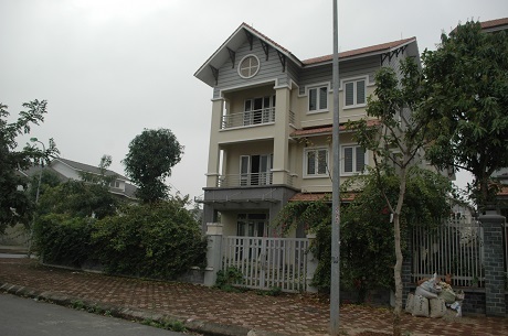 Cả khu biệt thự bề thế vắng hơi người