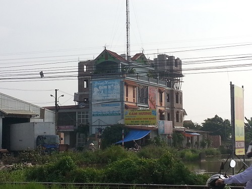 Phù phép đất dự án công nghiệp thành “lâu đài”, nhà khủng - 2 Nhà cao tầng không phép ngang nghiên mọc lên thách đố chính quyền