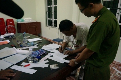 Lực lượng chức năng lập biên bản tại trụ sở Công ty TNHH năng lượng Đất Việt