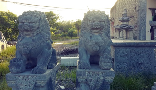 Hàng loạt nhà đại gia dùng sư tử đá "canh" cổng - 3 Cặp sư tử đá đôi ở ngôi nhà của đại gia Nình Bình xây cho hai quý tử