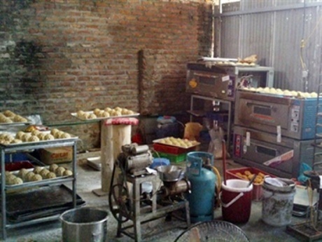 Sẽ “bêu tên” các cơ sở sản xuất bánh trung thu "bẩn" - 1 Cơ sở sản xuất bánh trung thu bẩn được phát hiện vào năm 2013