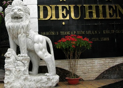 Hàng loạt nhà đại gia dùng sư tử đá "canh" cổng - 4 Sư tử đá của nữ đại gia nổi tiếng