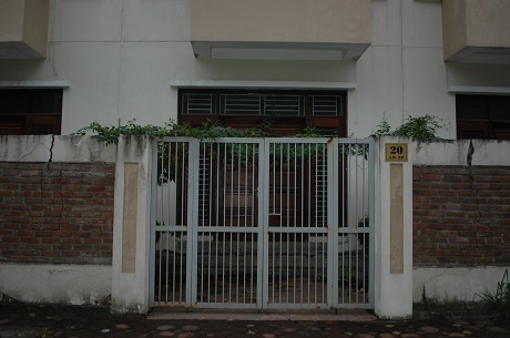 Một căn nhà đã có người mua nhưng đóng cửa im lìm