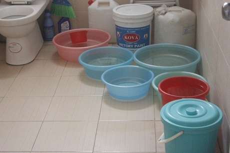 Người dân chung cư phải tập trung xô, chậu để hứng từng giọt nước
