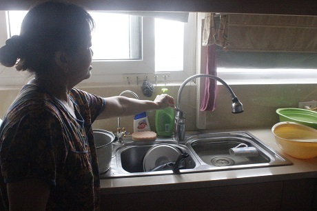 Mất nước khiến việc sinh hoạt của người dân gặp khó khăn