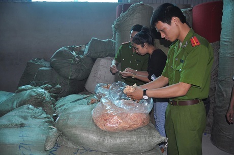 Cận cảnh mực khô nghi trộn cao su, đốt lửa bốc mùi khét lẹt - 1 Cận cảnh khô mực nghi trộn cao su, đốt lửa bốc mùi khét lẹt
