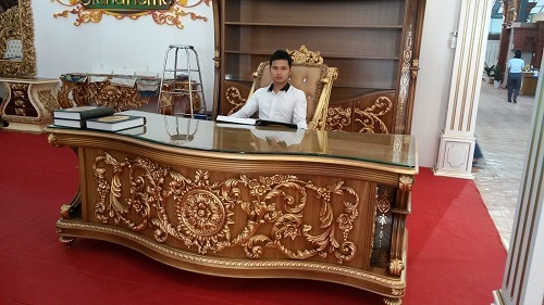 Cận cảnh nội thất dát vàng tiền tỉ phục vụ đại gia - 9 Một chiếc bàn làm việc được dát vàng theo phong cách cổ điển Châu ÂU