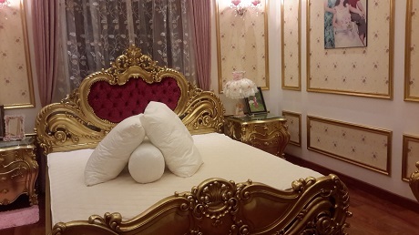 Biệt thự trăm tỉ, nội thất “khủng” dát vàng của đại gia Hà Nội - 8 Hai chiếc giường ngủ được mạ vàng của chủ nhân căn biệt thự