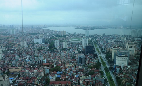 Cận cảnh khu Sky walk “khủng” nhất Châu Á tại tòa tháp cao thứ 2 Việt Nam - 6 Với Sky Walk nhiều người có thể nhìn thấy Hồ Tây từ Lotte Center