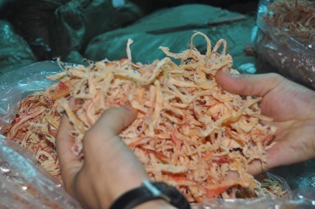 Cận cảnh mực khô nghi trộn cao su, đốt lửa bốc mùi khét lẹt - 2 Cận cảnh khô mực nghi trộn cao su, đốt lửa bốc mùi khét lẹt