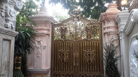Biệt thự trăm tỉ, nội thất “khủng” dát vàng của đại gia Hà Nội - 2 Chiếc cổng được mạ vàng và đồng kết hợp với cột đá được điêu khắc tinh tế