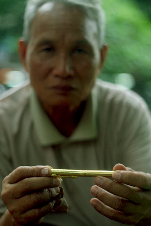 Người Hà Nội cuối cùng kiếm sống bằng nghề "khắc bút tặng phẩm" - 3 Đã có thời các cửa hàng khắc bút bằng máy mất hết khách vì tài khắc tinh xảo bằng tay của ông Quý
