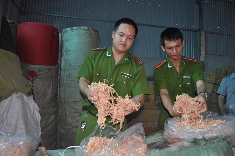 Cận cảnh mực khô nghi trộn cao su, đốt lửa bốc mùi khét lẹt - 3 Cận cảnh khô mực nghi trộn cao su, đốt lửa bốc mùi khét lẹt