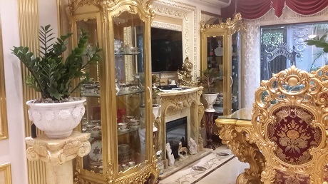 Biệt thự trăm tỉ, nội thất “khủng” dát vàng của đại gia Hà Nội - 3 Ngay khi bước vào gian phòng đầu tiên có thể bắt gặp bàn, ghế, tủ đứng được dát vàng sáng lòa