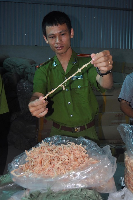 Cận cảnh mực khô nghi trộn cao su, đốt lửa bốc mùi khét lẹt - 4 Cận cảnh khô mực nghi trộn cao su, đốt lửa bốc mùi khét lẹt