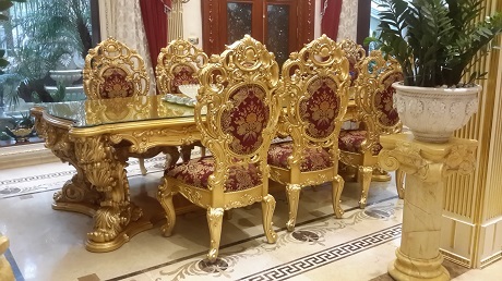 Biệt thự trăm tỉ, nội thất “khủng” dát vàng của đại gia Hà Nội - 4 Ngay khi bước vào gian phòng đầu tiên có thể bắt gặp bàn, ghế, tủ đứng được dát vàng sáng lòa
