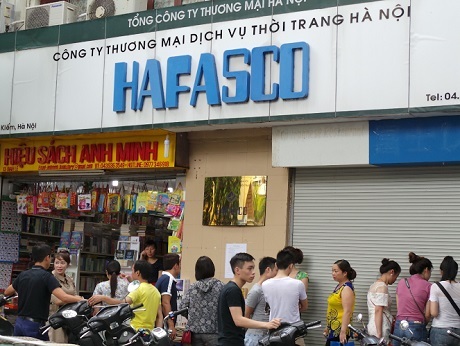 Hò nhau cậy cửa xông vào mua hàng hiệu Gucci giá bèo bất chấp tin đồn "hàng giả" - 1 Khách hàng tập trung trước cửa hàng bán hàng hiệu thanh lý