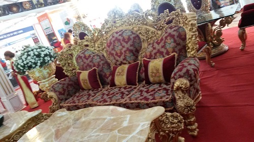 Cận cảnh nội thất dát vàng tiền tỉ phục vụ đại gia - 3 Chất liệu gỗ của chiếc ghế được trồng tại Nam Phi, Đức, Bắc Mĩ