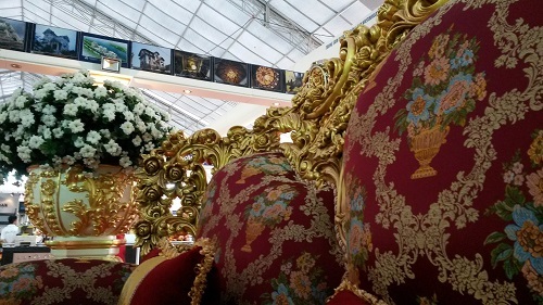 Cận cảnh nội thất dát vàng tiền tỉ phục vụ đại gia - 4 Bên ngoài được phủ da bò tót