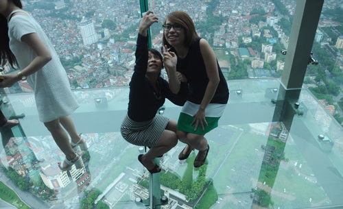 Cận cảnh khu Sky walk “khủng” nhất Châu Á tại tòa tháp cao thứ 2 Việt Nam - 8 Với Sky Walk nhiều người có thể nhìn thấy Hồ Tây từ Lotte Center