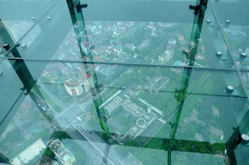 Cận cảnh khu Sky walk “khủng” nhất Châu Á tại tòa tháp cao thứ 2 Việt Nam - 10 Mặt kính có khả năng chịu lực như các vật liệu bê tông