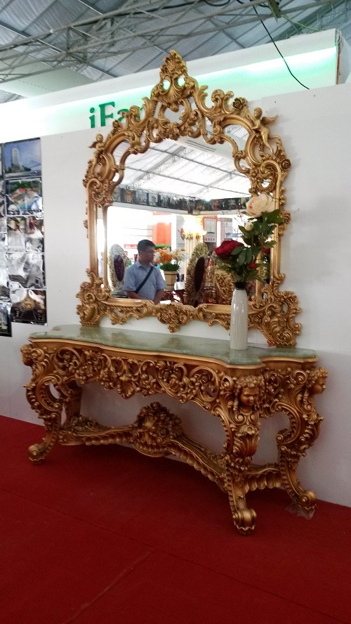 Cận cảnh nội thất dát vàng tiền tỉ phục vụ đại gia - 7 Bàn gương dát vàng để trang trí nội thất