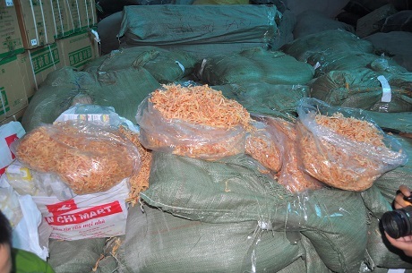 Cận cảnh mực khô nghi trộn cao su, đốt lửa bốc mùi khét lẹt - 9 Cận cảnh khô mực nghi trộn cao su, đốt lửa bốc mùi khét lẹt