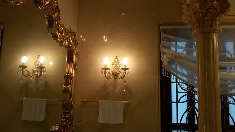 Biệt thự trăm tỉ, nội thất “khủng” dát vàng của đại gia Hà Nội - 10 Nhà vệ sinh cũng được dát vàng cẩn thận