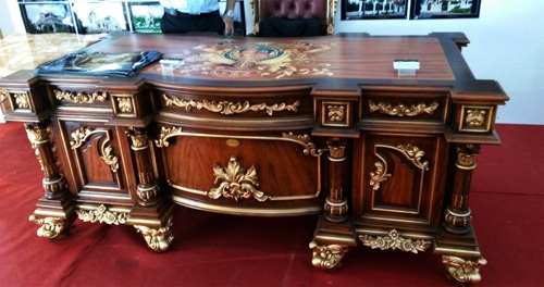 Cận cảnh nội thất dát vàng tiền tỉ phục vụ đại gia - 8 Bàn gương dát vàng để trang trí nội thất