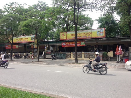 Hai quán bía lớn lấy khuôn viên của vườn thú để kinh doanh