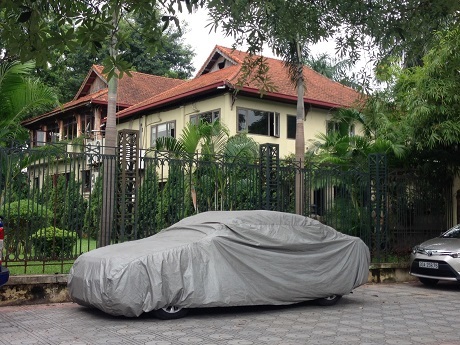 Nhà hàng nằm trong khuôn viên công viên Thủ Lệ