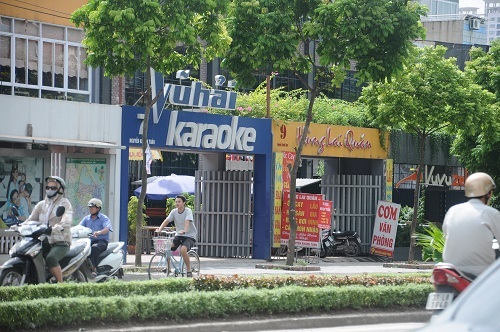 Vụ biến dự án thành nơi ăn chơi: Phường làm không xong, quận phải ra tay - 1 Hàng Karaoke, quán ăn vẫn hoạt động tại khu vực dự án cống hóa mương thoát nước Nghĩa Đô
