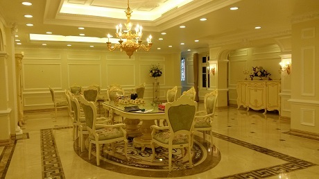 Sững sờ trước nội thất nhà tuyệt đẹp của "ông trùm nội thất" - 3 Chùm đèn được dát vàng treo ở chính giữa phòng