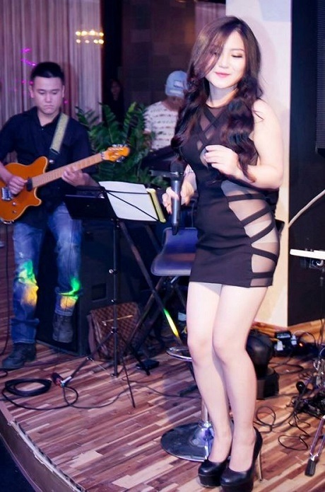 Nhiều bar ở Hà Nội bị phạt vì để ca sĩ mặc hở hang khi biểu diễn - 1 Hình ảnh khiến quán bar bị xử phạt 2 triệu đồng