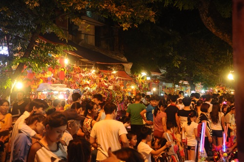 Tối 1/9, chợ trung thu Hàng Mã đông kín người đến mua sắm và giải trí