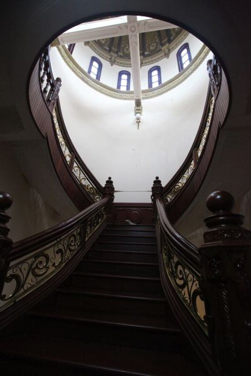 Lối đi lên tầng với không gian rộng lớn của mái vòm